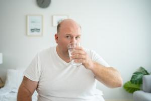 Mann trinkt Wasser